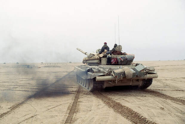 Экипаж из сил коалиции тестирует захваченный иракский Т-72, 1991 год. 