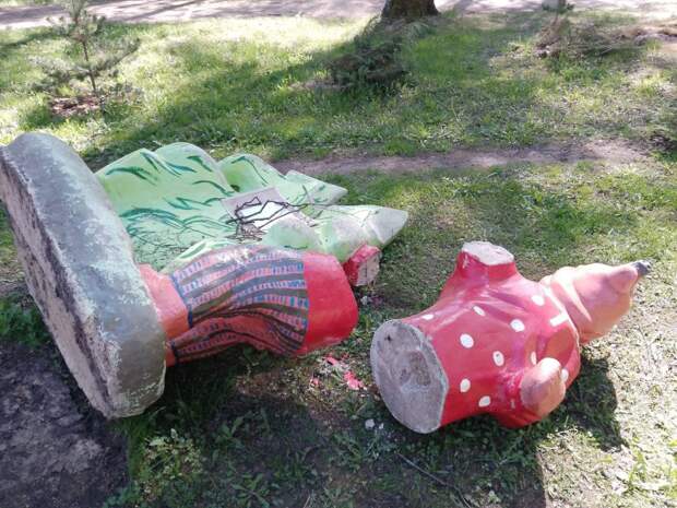 Фото: Под Смоленском маленькие дети ответили вандалам на детской площадке
