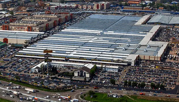 "Завтра будет ОМОН. Перешлите всем нашим". Работник "Садовода" рассказал о тайной жизни анклава