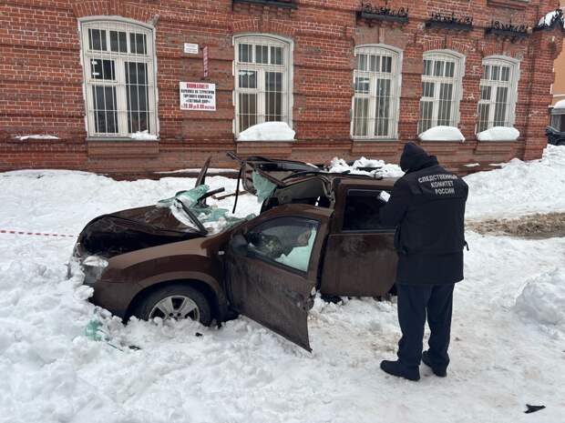 В российском регионе авто с водителем раздавило снегом