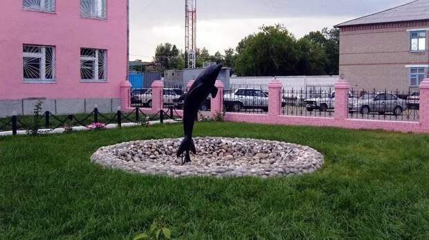 ИК «Черный дельфин» получила название из-за скульптуры во дворе. Фото: imghub.ru
