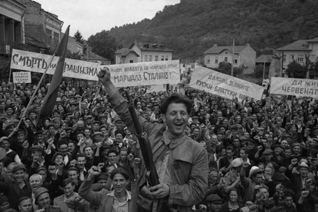 Болгария, сентябрь 1944 года. Жители Болгарского городка празднуют освобождение от гитлеровцев.(2012)|Фото: waralbum.ru