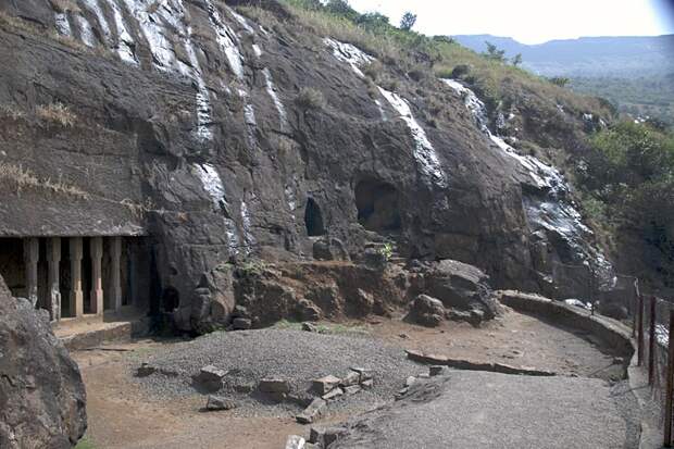 Пещерный буддистский монастырь Бхаджа (Bhaja caves)