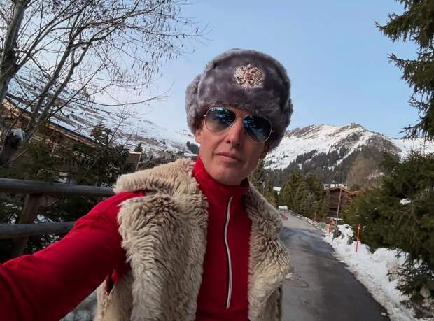 Британский певец Джеймс Блант опубликовал фото в шапке-ушанке с гербом России