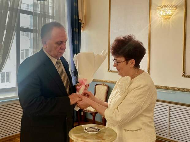 Смоленские власти поздравила супружескую пару Проценко с золотой свадьбой