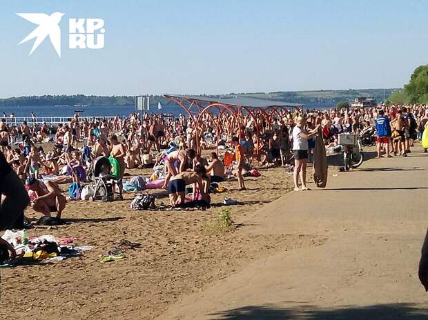 Несмотря на безумную жару, все пляжи в Пермском крае остаются закрытыми для посещений. Впрочем, горожан это не смущает. Фото: Наталья Рогозина
