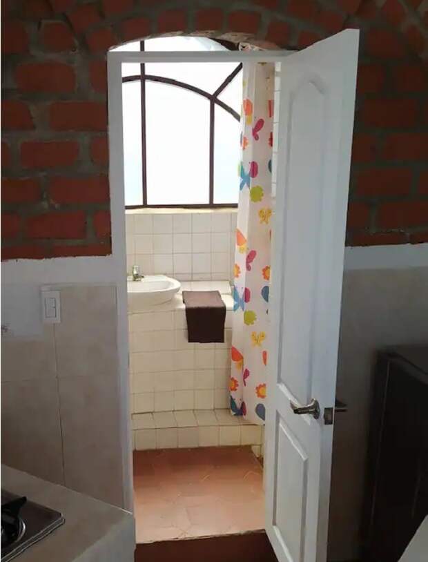 Крошечная ванна Klein Haus может похвастаться прекрасными видами из окна. | Фото: ru.airbnb.com.