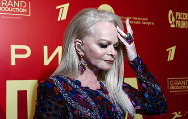 Ларису Долину со слезами на глазах увидели в церкви