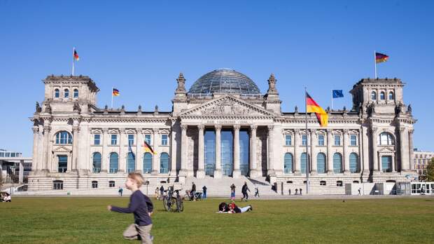 “На карандаше”. Журналиста оставили без денег из-за позиции по России