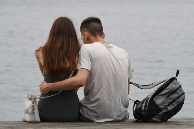 Психолог Гладких: объятия могут травмировать незнакомого человека