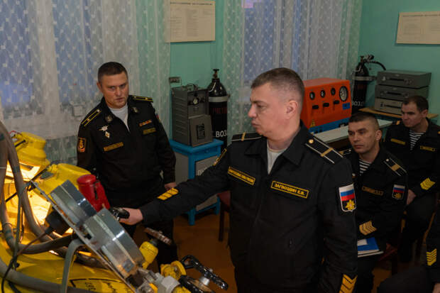 Водолазы-спасатели Северного флота приступили к тренировкам по проведению водолазных спусков в новом учебном году