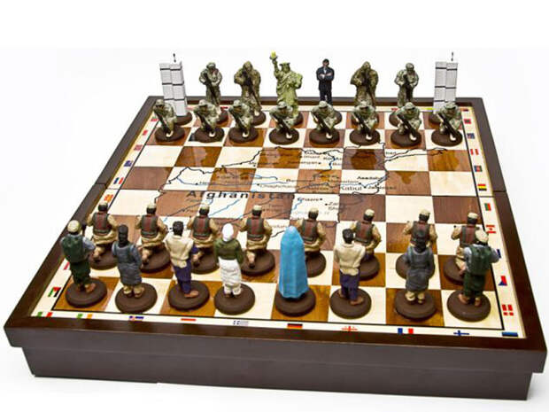 Шахматы Terror Chess Set. Фото из открытых источников