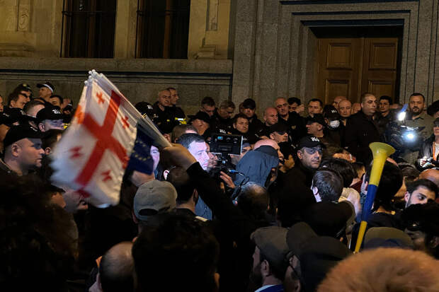 Протестующие в Тбилиси перешли от здания парламента к канцелярии правительства