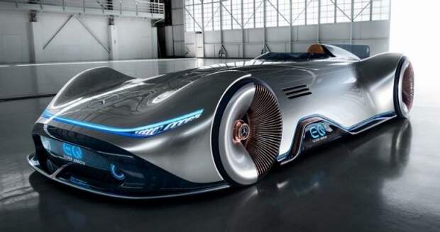 За последние годы инженеры Mercedes создали несколько концептов Silver Arrow, и ни один из них, несмотря на их обширные инженерные и дизайнерские ресурсы, не стал чем-то большим, чем эскиз, размещенный в социальных сетях. Стиль легендарных гоночных автомобилей Silver Arrow 1930-х годов был обновлен с использованием углеродного волокна и нескольких слоев серебряной краски. Увеличенные колесные диски также являются отсылкой к прошлому, но в данном случае этот дизайн также служит отсылкой к будущему. потому что привод возложен на электрическую систему мощностью 730 л.с.