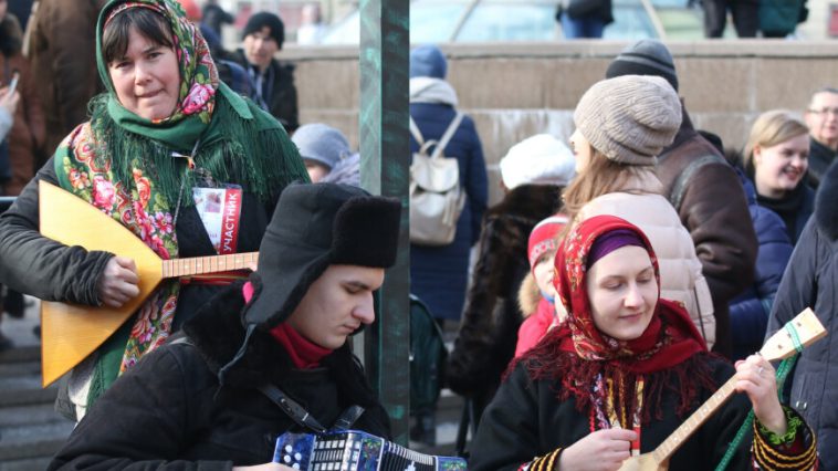 Опрос: Масленицу празднуют 66% россиян