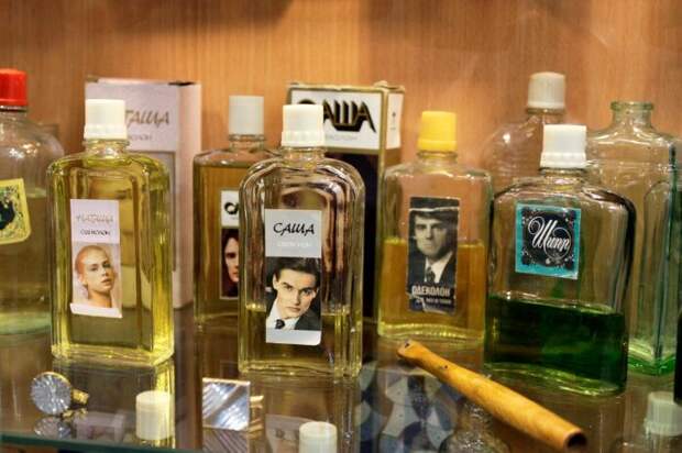 Помимо полюбившегося всем «Тройного» в магазинах стали появляться такие парфюмы, как «Саша» и «Шипр» / Фото: account.travel