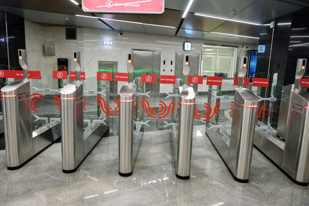 Мужчина, по невнимательности упавший в метро Москвы на пути, заплатит за ущерб