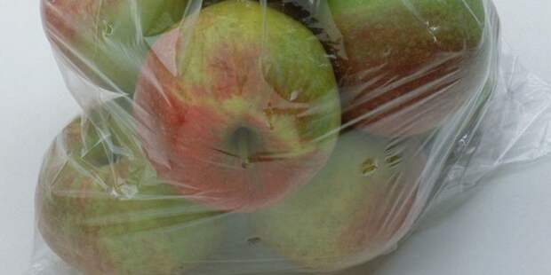 Обязательно храните яблоки в отдельном пакете.