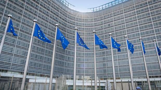 ЕК намерена запретить Словакии и Венгрии импортировать нефть из России