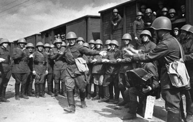 11 Поезда идут на фронт. Пляшет красноармеец В. Кочетков. 1941.jpg 11 Поезда идут на фронт. Пляшет красноармеец В. Кочетков. 1941.jpg