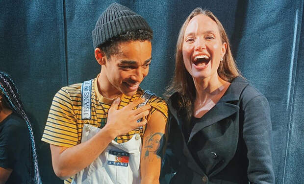 Анджелина Джоли встретилась с поклонником, "набившим" на плече тату с ее изображением