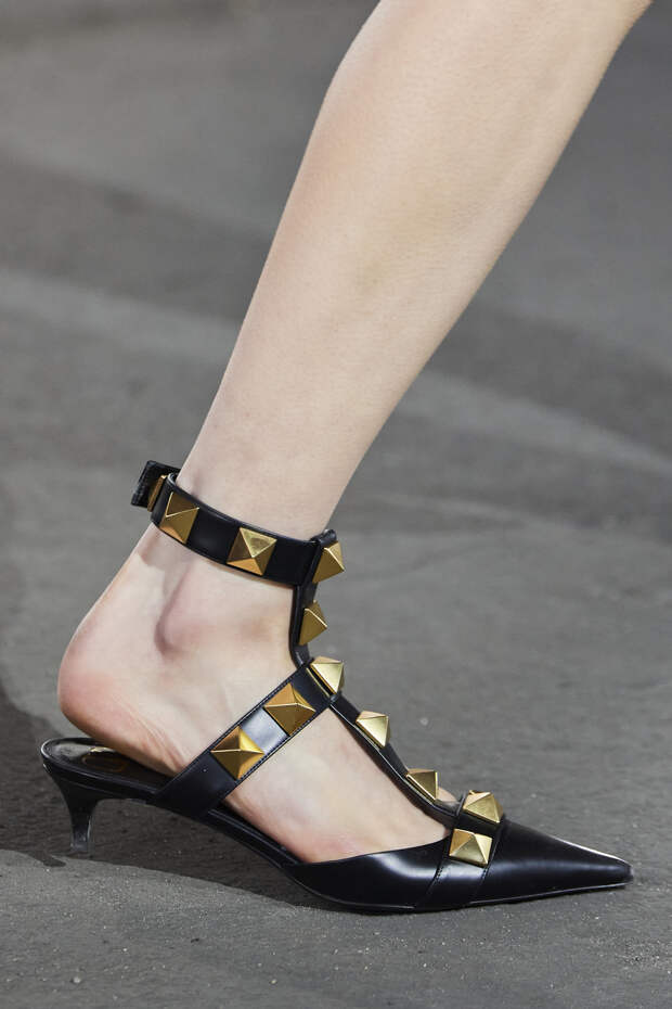 Обувь из линейки Rockstud на показе Valentino весна-лето 2021
