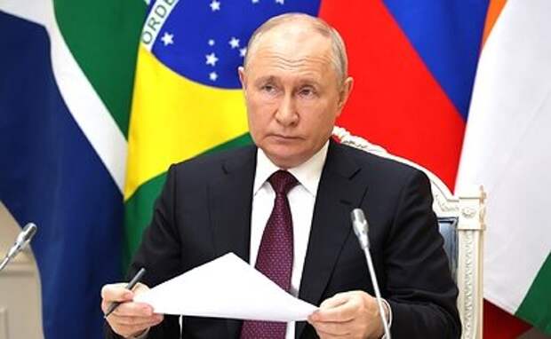 ПРЕЗИДЕНТ РОССИИ УТОЧНИЛ, ЧТО ПОД ПРИНЦИПИАЛЬНЫМИ УСТАНОВКАМИ БРИКС ПОДРАЗУМЕВАЮТСЯ И СУВЕРЕННОЕ РАВЕНСТВО, И УВАЖЕНИЕ ВЫБОРА СОБСТВЕННОГО ПУТИ РАЗВИТИЯ. ФОТО: KREMLIN POOL/GLOBALLOOKPRESS