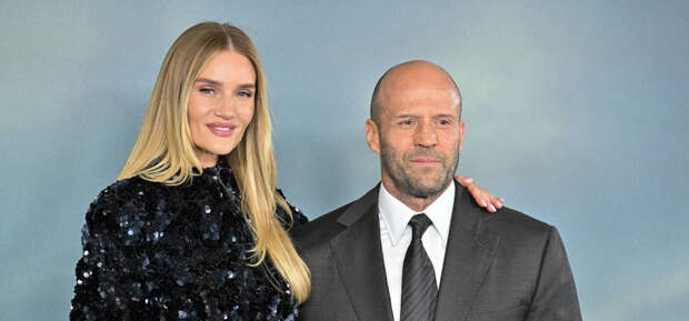 Модель Рози Хантингтон-Уайтли в топе в пайетках снялась с Джейсоном Стэтхемом