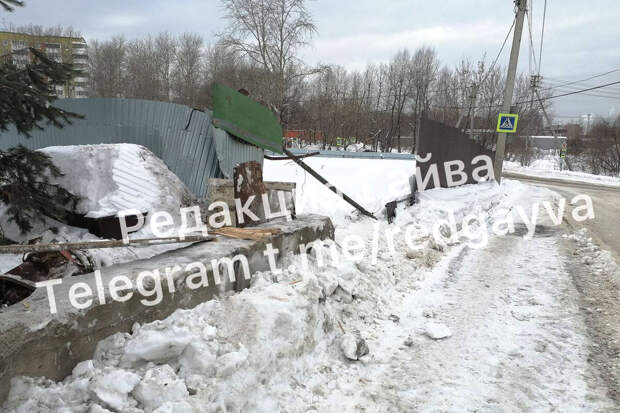 На видео попала машина, которая вместе с танком врезалась в жилой дом в Перми