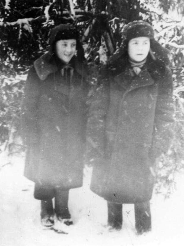 Володя Высоцкий с другом в пионрском лагере, 1950 год