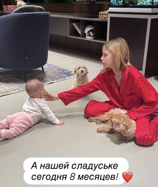 Мама Тимати показала трогательную фотографию с внучками в важный день: «Нашей сладуське 8 месяцев»