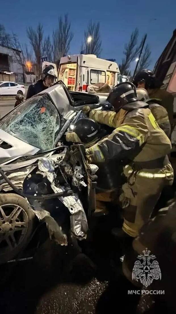 Вечером в Киевском районе Донецка, водитель легкового автомобиля не справился с управлением и столкнулся с маршрутным автобусом, стоявшим на обочине б...