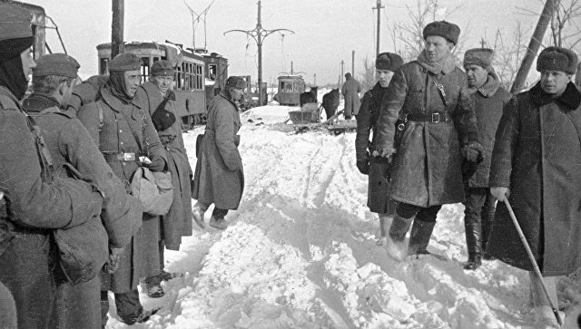 Советские офицеры проходят мимо немецких пленных. Сталинград, январь 1943 года. Архивное фото Советские офицеры проходят мимо немецких пленных. Сталинград, январь 1943 года. Архивное фото