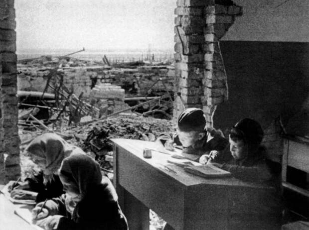 Дети за партами разрушенной школы в Сталинграде. Весна 1943 года. Дети за партами разрушенной школы в Сталинграде. Весна 1943 года.