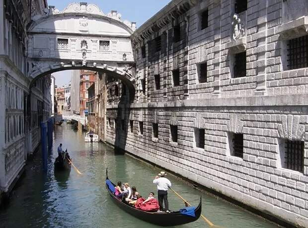Фотоистория мрачного моста Вздохов в Венеции.
