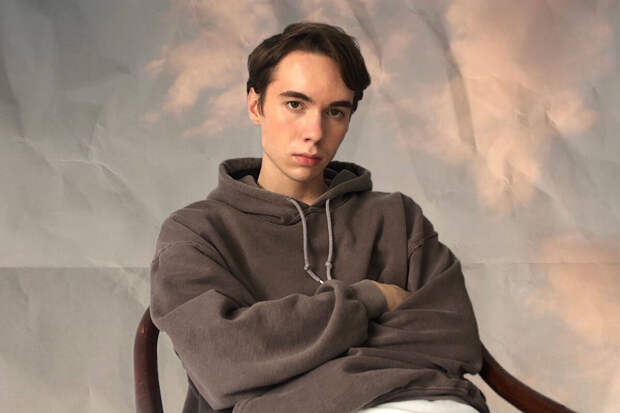 Актер Денис Власенко заявил, что не видит смысла опровергать слухи о себе