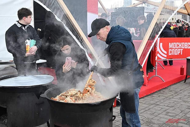 Павлюченко и Сенников угощали москвичей пловом на «Фестивале болельщиков»