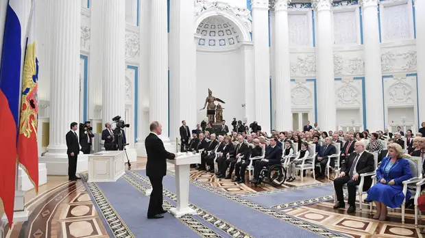 Путин вручил государственные премии за правозащитную и благотворительную деятельность