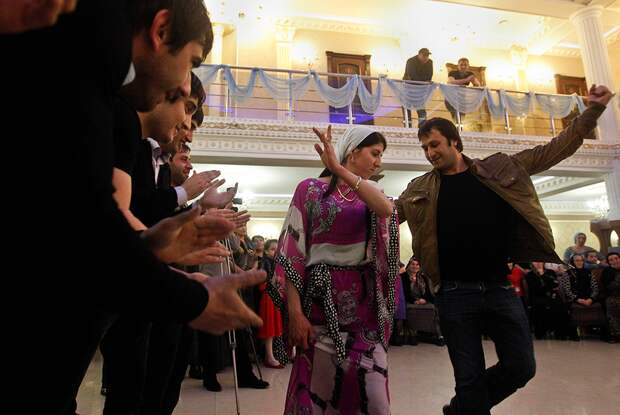 Гости танцуют на чеченской свадьбе