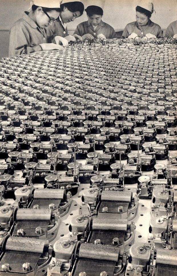 30. Сборщицы на фабрике музыкальных ящиков, Япония, 1963 год архивы, интересно, исторические фото, старые фото, фото