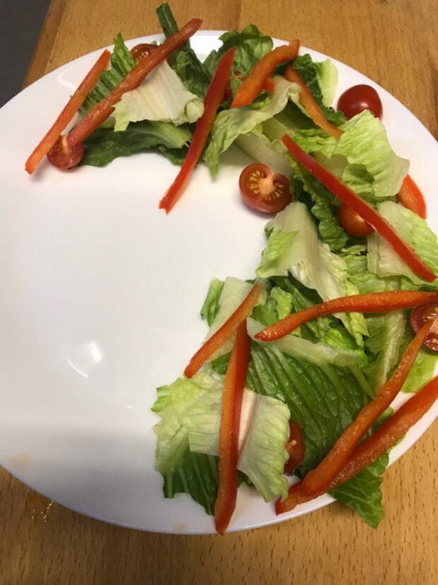 На праздники приготовила новый салат из куриного филе и яиц. Моим понравился, а сладкий соус даже показался в новинку