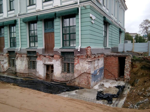 Здание музея в Омске - один из самых ярких примеров якобы закопанного дома. /Фото: glav.su Здание музея в Омске - один из самых ярких примеров якобы закопанного дома. /Фото: glav.su