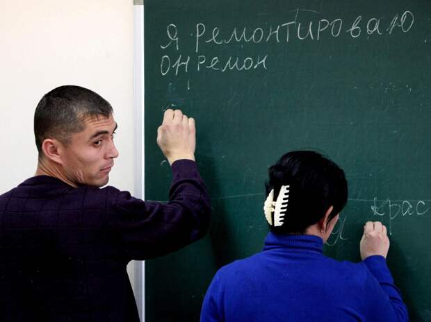 Крымско-татарский политик возмущён отказом мигрантов из Средней Азии учить русский язык