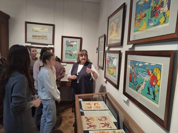 Выставка в картинной галерее открывает астраханцам необычных Маяковского и Малевича