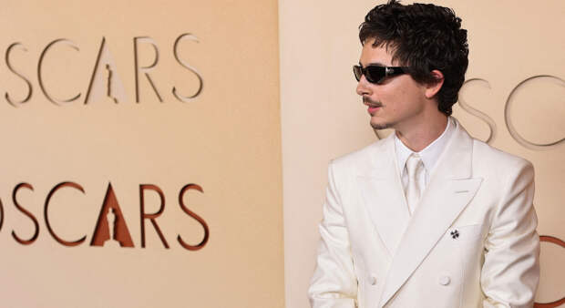 Актера Тимоти Шаламе высмеяли из-за выхода в белом костюме на "Оскаре"