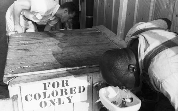 Вода одинаковая, но цветные должны пить отдельно.