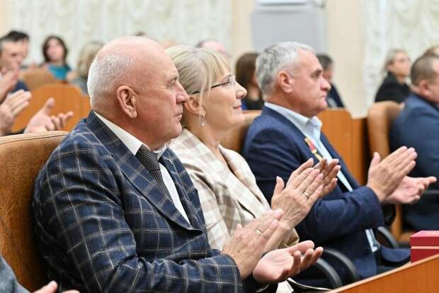 Томенко вручил награды лучшим работникам дорожной и транспортной отрасли / Фото: Антон Червяков