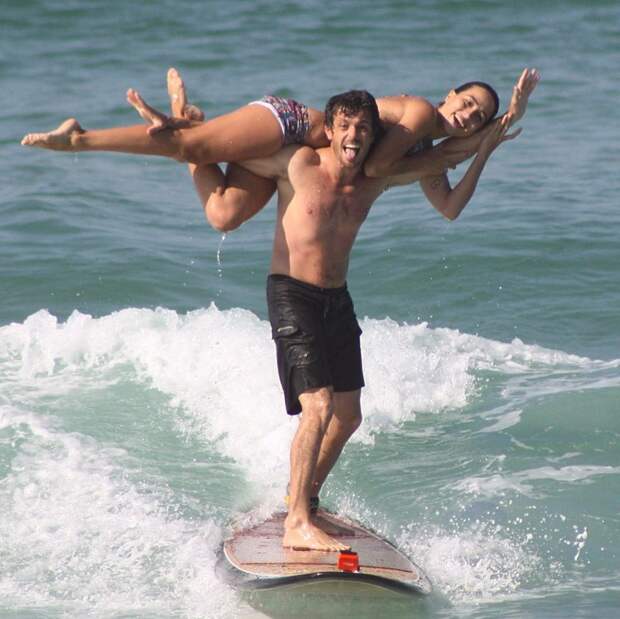 Этой паре помогает улучшить взаимоотношения тандем-серфинг  отношения, серфинг, тандем