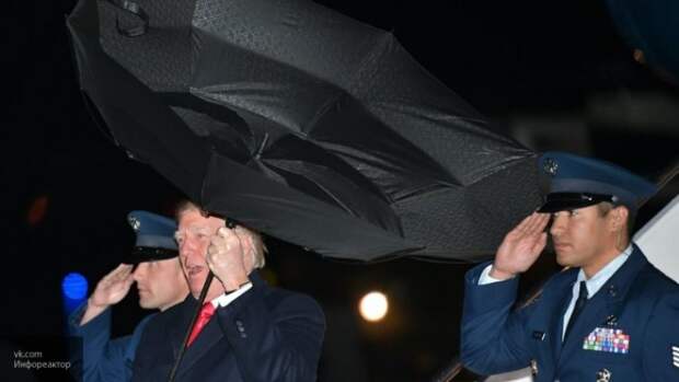 Трамп против стихий: в Сети появилось видео, как ветер вывернул зонт президента США