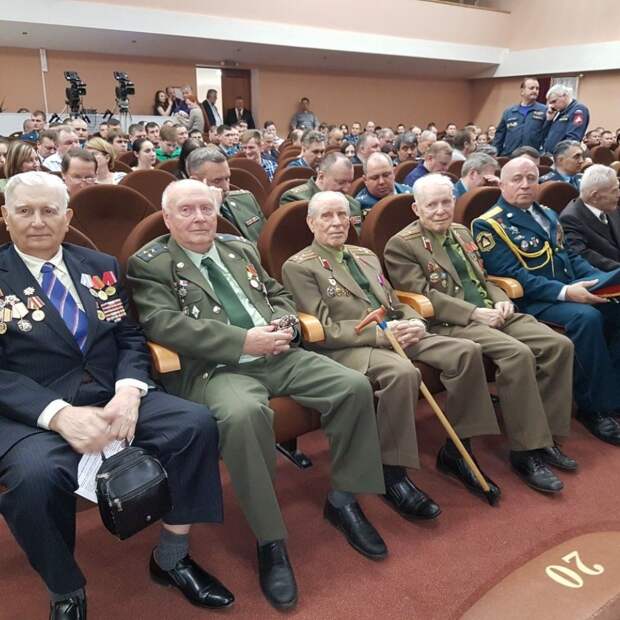 Московские спасатели поздравили ветеранов